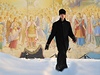 Ortodoxní knz ped chrámem na Ukrajin